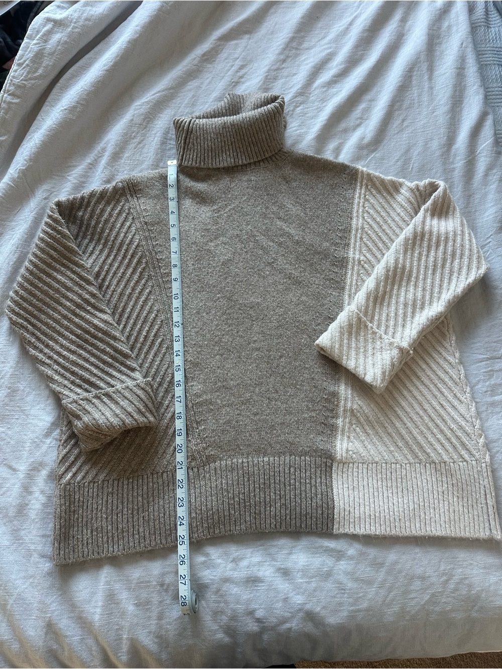 Simply Vera Turtleneck Colorblock Knit Sweater in Taupe and Cream